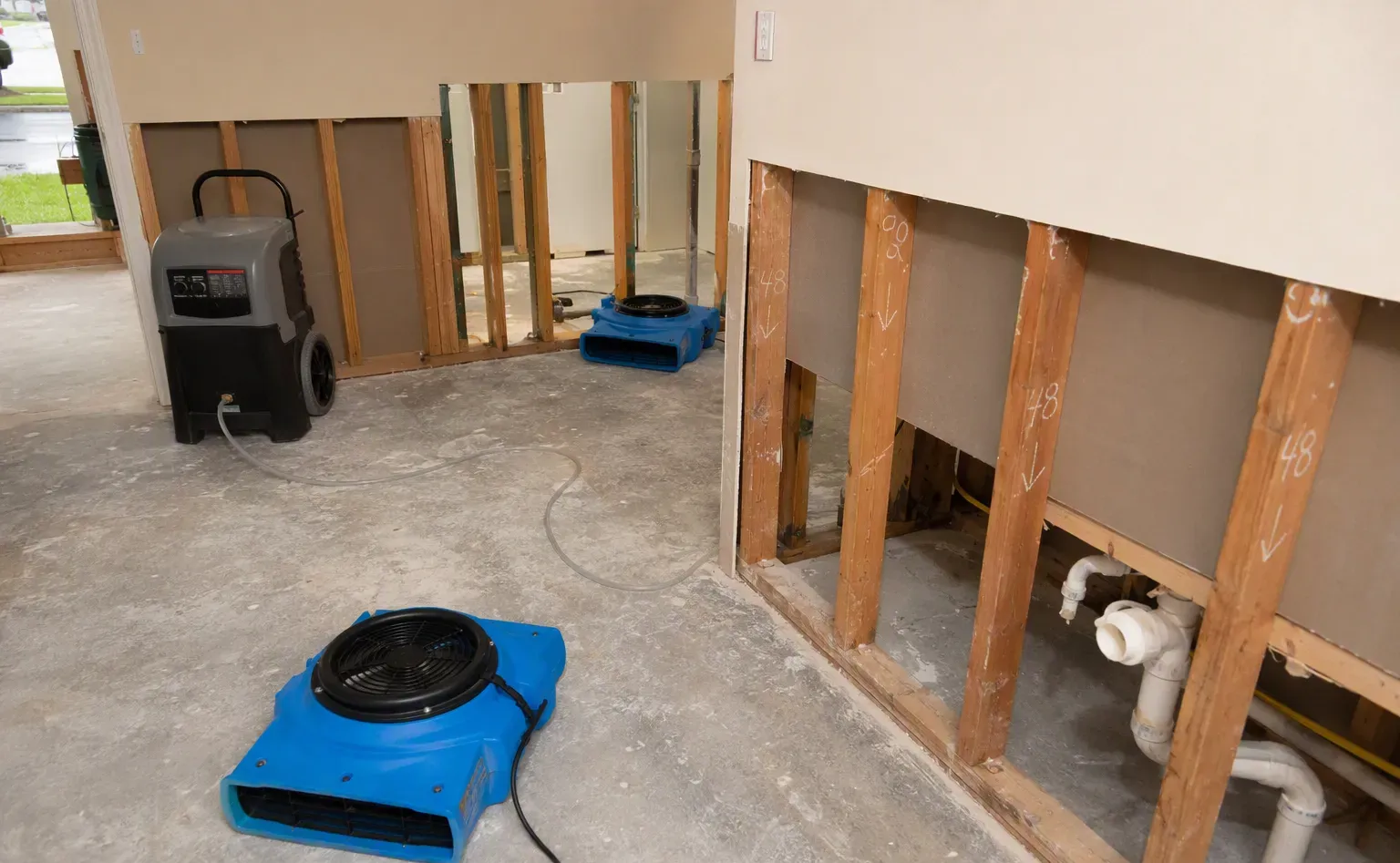 Structural drying with dehumidifiers and air movers in a Daytona Beach home